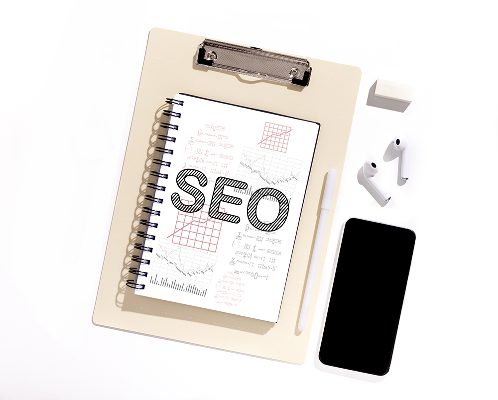 The letters SEO on a clipboard