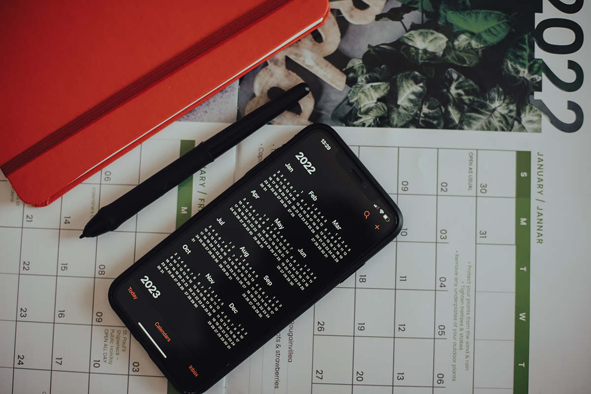 Calendar on cellphone, and calendar on table
